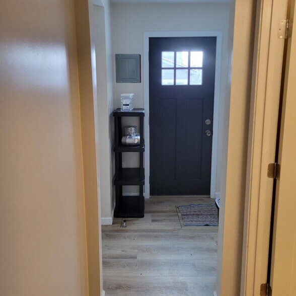 Building Photo - 1213 Center St