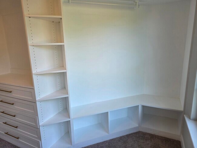 Building Photo - 1048 Meadowoods Dr