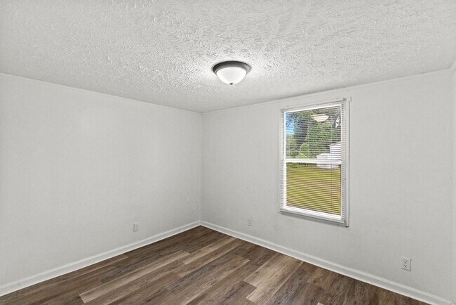 Building Photo - 3 bedroom Available Now!
