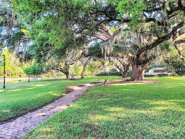 Building Photo - 260 Crown Oaks Way