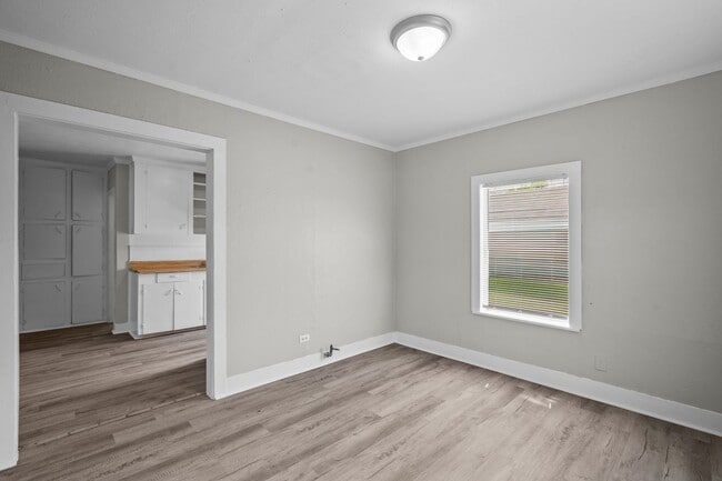 Building Photo - Lovely 1 Bedroom / 1 Bath
