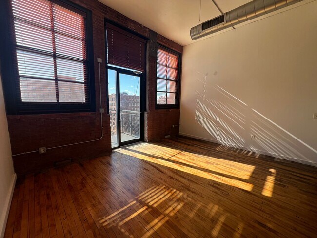 Building Photo - Large 1 Bedroom Loft with Balcony Available in Downtown St. Louis!