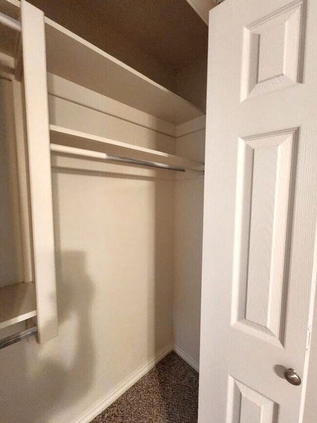 Building Photo - 4 Bed 2.5 Bath 2 Car Garage in Camelot Addition NW OKC