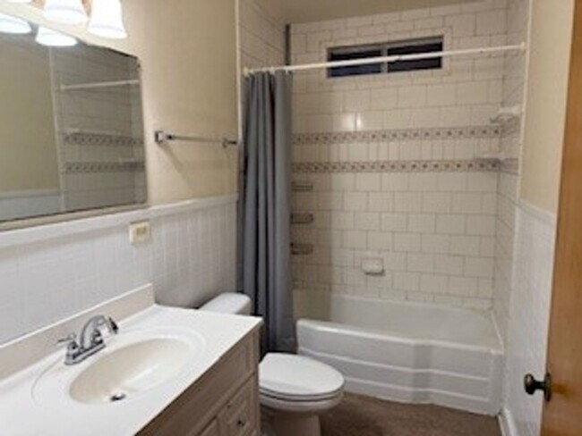 Building Photo - 704 E Thomas St