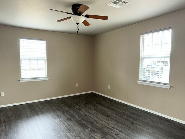 Building Photo - 705 S 5th St