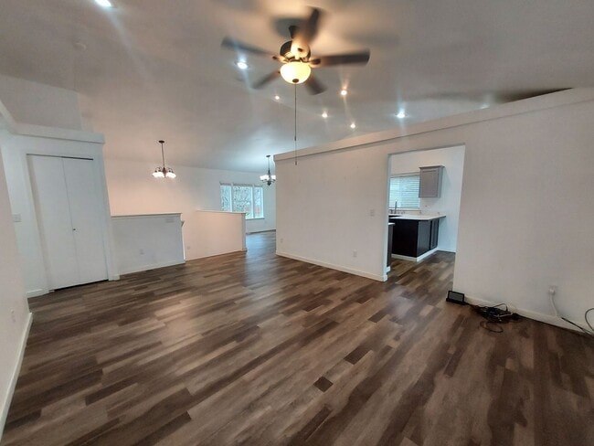 Building Photo - 4 bedroom 2.75 bath, Huge Fenced Yard with Landscaping Included!!