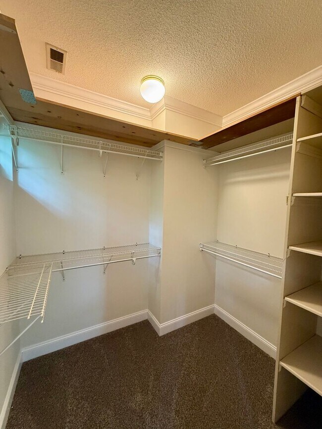 Building Photo - Knoxville 37909 - 2 bedroom, 1.5 bath unit, duplex - Contact Chad Weeks (865) 567-6193