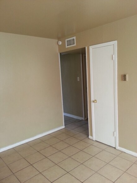Building Photo - 4665 Hartel St