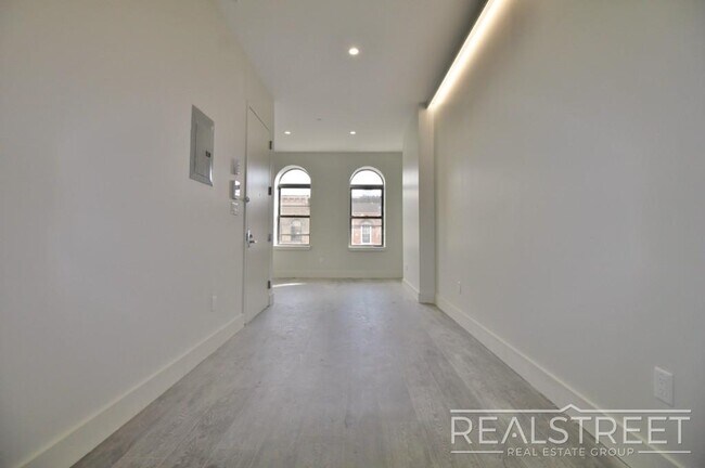 Building Photo - Modern New Studio in Bushwick!