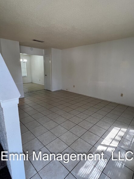 Building Photo - 204 Oak Trail Dr