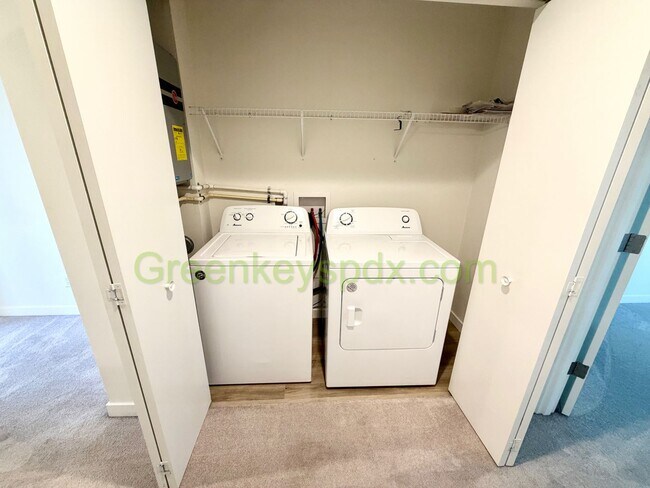 Building Photo - Modern 2-Bedroom Townhome on 3 Levels with Garage, A/C and Private Patio – Great SE Portland Loca...