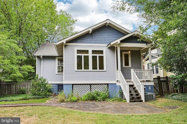 Building Photo - 526 N Ivy St