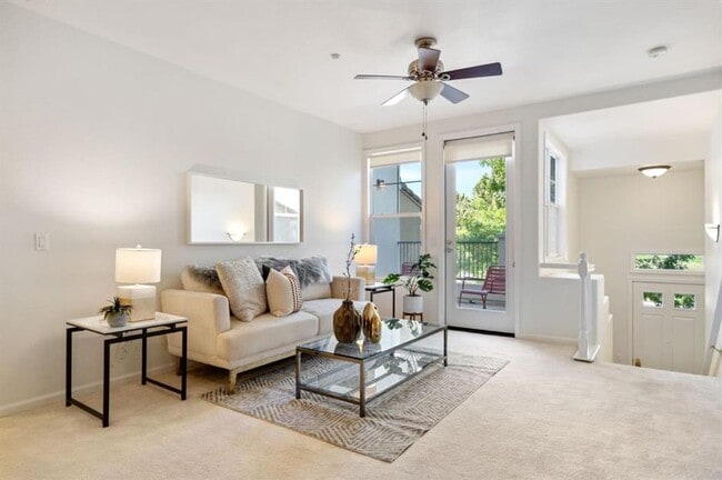 Building Photo - Gorgeous 2 Bed 2 Bath Dublin Townhome with Amenities! Centrally Located!
