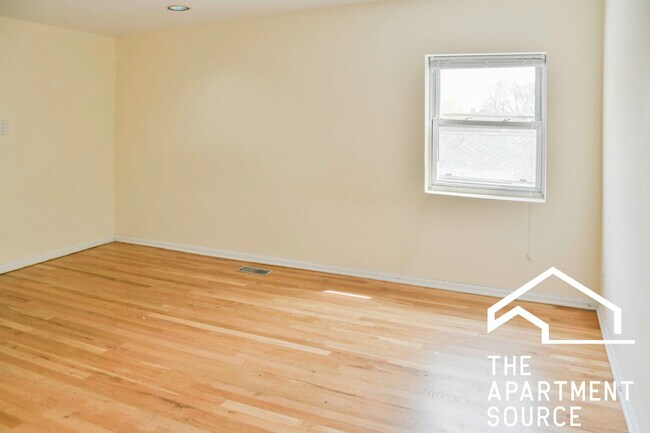 Building Photo - 2318 N Southport Ave