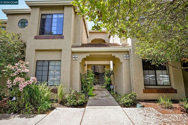 Building Photo - 5012 Lakeview Dr