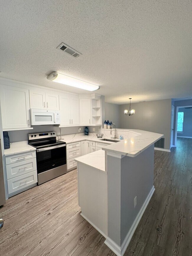 Building Photo - Welcome To The Estates At Westbury