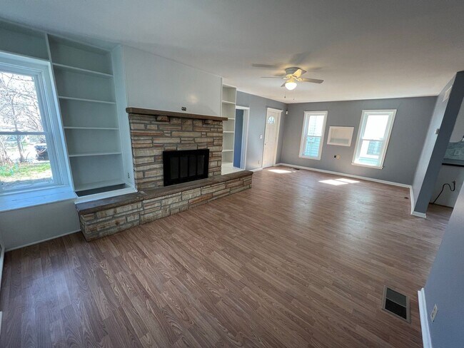 Building Photo - Adorable Newly Fixed Up Home!