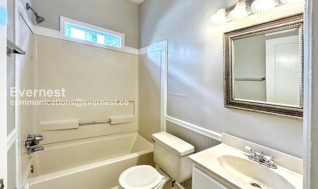Building Photo - 2-Bedroom Home with Fenced Yard / Pet-Frie...