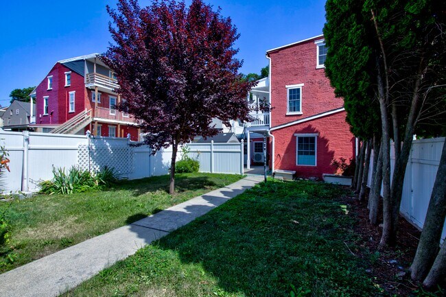 Building Photo - 513 Locust St
