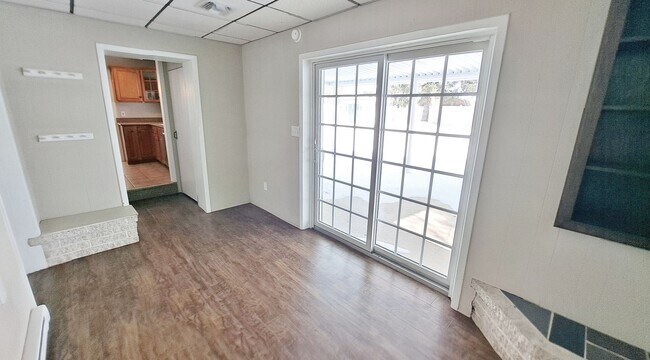 Building Photo - 3 Bed / 1-1/2 Bath Single Family Home w/2-car garage