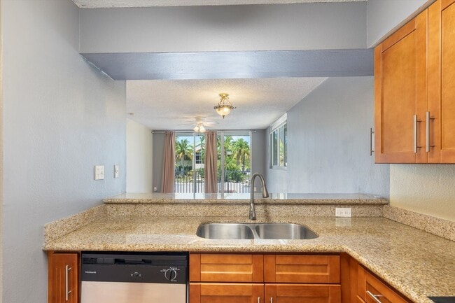 Building Photo - 2 Bedroom 2 bathroom condo available!