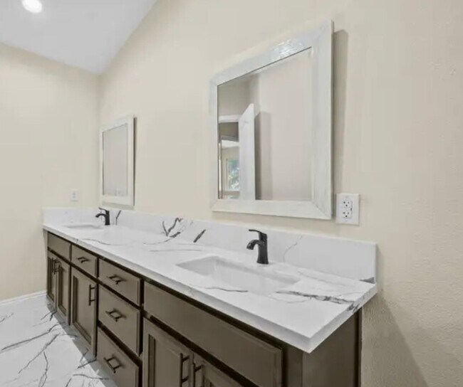 Building Photo - Single Family Home