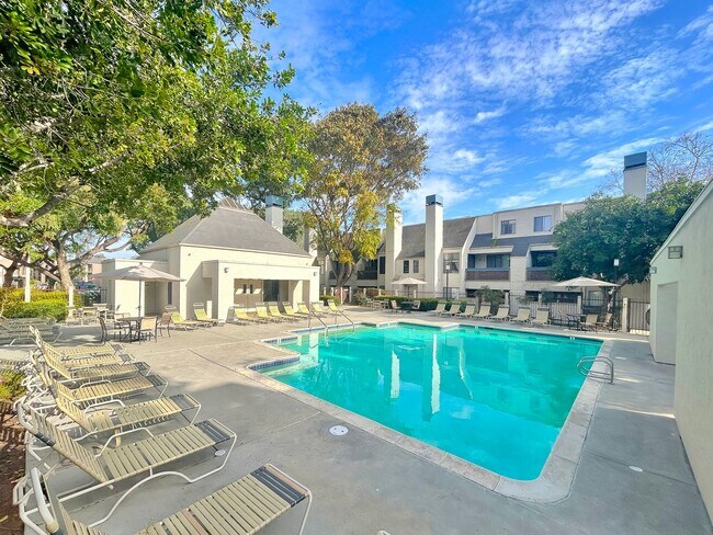 Building Photo - Beautiful 2BD/2BA W/ A/C, In-Unit Laundry, and Reserved Parking in Mission Valley!