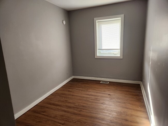 Building Photo - 106 W Comanche Ave