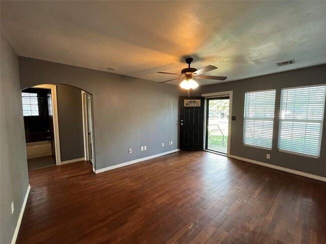 Building Photo - 312 N 6th St