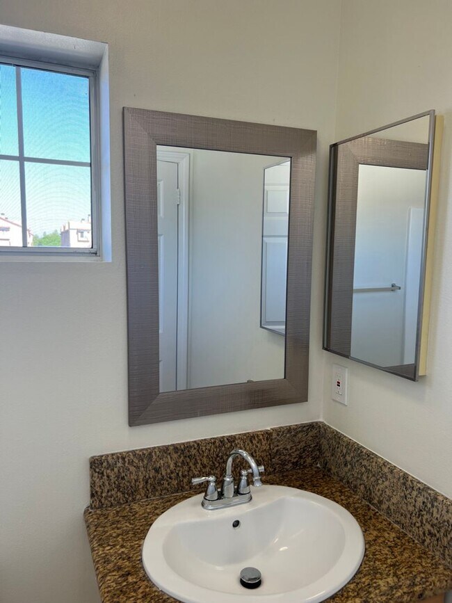 Building Photo - Delong Townhomes