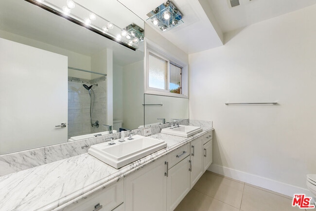 Building Photo - 826 N Tigertail Rd