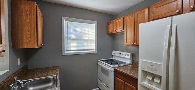 Building Photo - Single Family Home w/ Fenced in Backyard