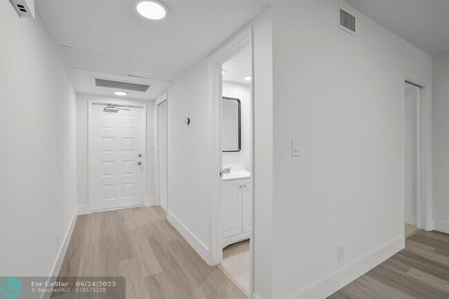 Building Photo - 3930 Oaks Clubhouse Dr