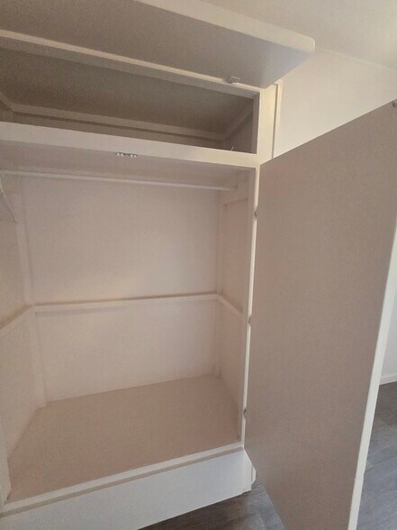 2nd bedroom_closet - 2202 W 3rd St