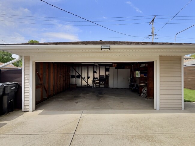 Building Photo - 4908 N Nagle Ave