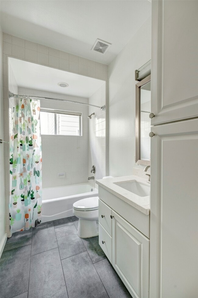 Building Photo - 3107 Greenbriar Dr