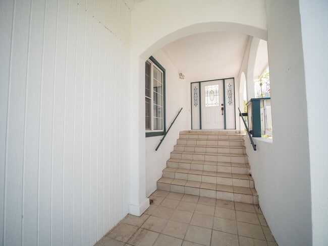 Building Photo - Luxury Maui Living in a Spacious Wailuku S...