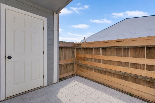 Building Photo - 12500 Sandpiper Dr