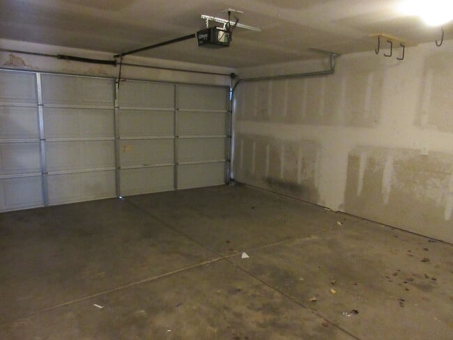 Building Photo - 3 bedroom -2 Bathroom -Twinhome in Lamplight