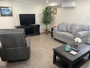 Building Photo - 321 W Walnut St