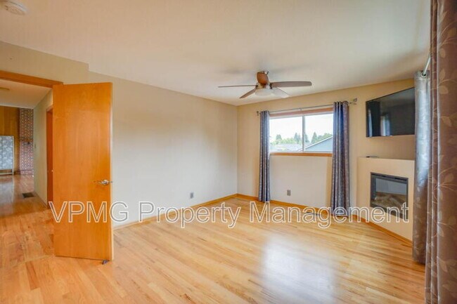 Building Photo - 6904 NE 70th St
