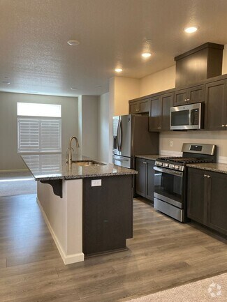 Building Photo - Beautiful Newer Home in Tigard
