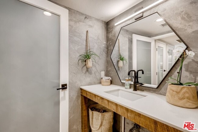 Building Photo - 13700 Marina Pointe Dr