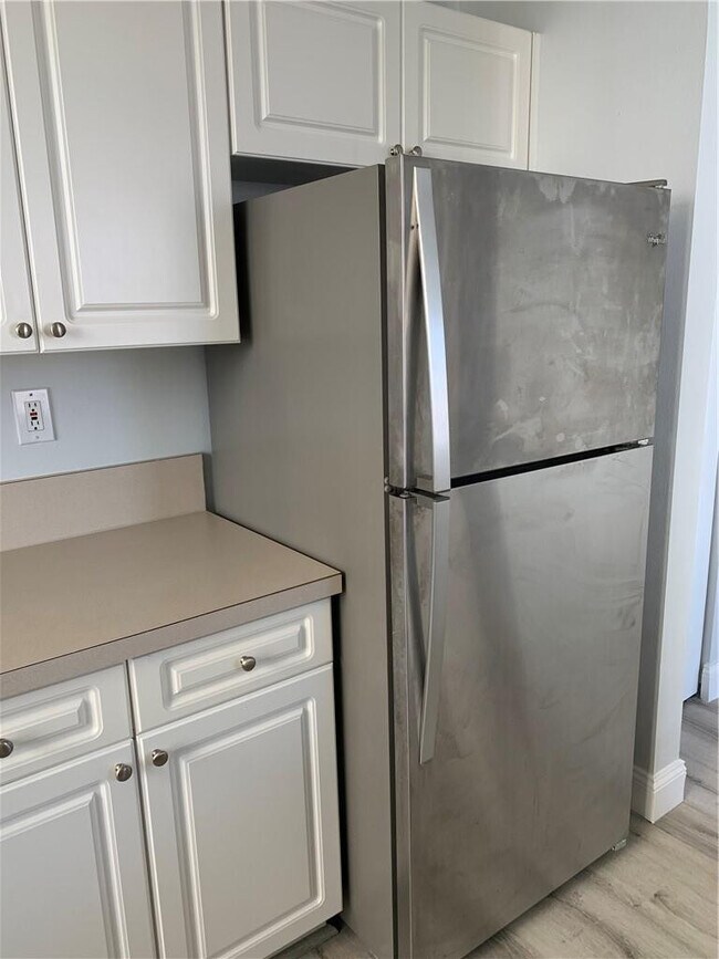 Building Photo - 520 SE 5 Ave