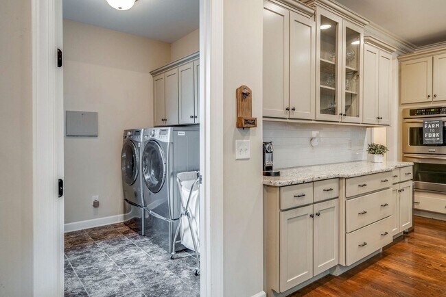 Building Photo - Custom built home in a great location in B...