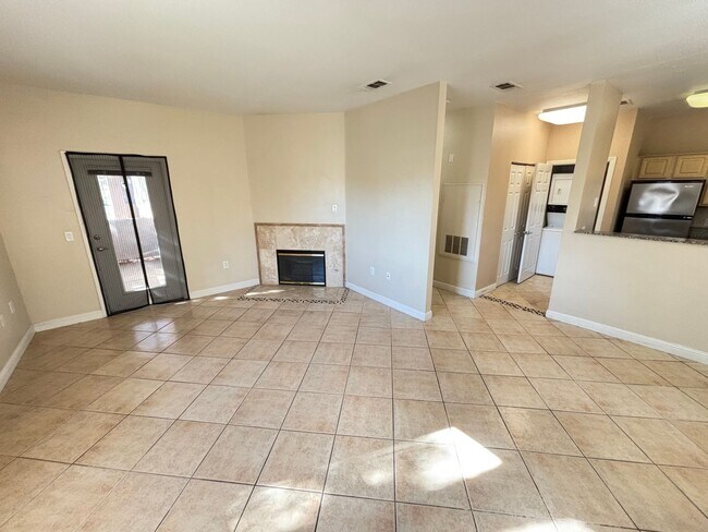 Building Photo - Gorgeous 1Bed/1Bath Condo located in Spanish Palms guard gated community!
