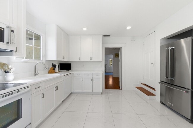 Building Photo - 141 Chilean Ave