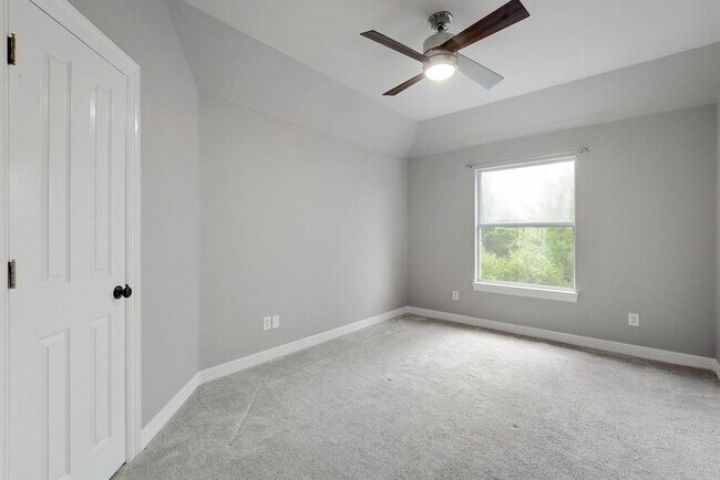 Building Photo - 40 Lovegrass Ln