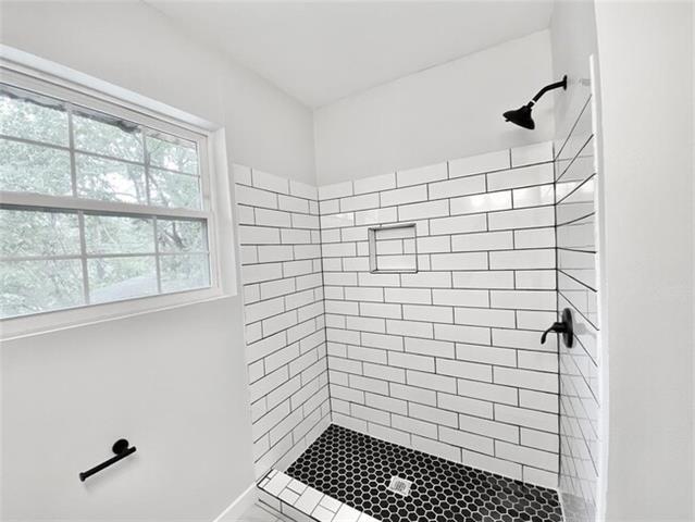 Building Photo - 921 Fernwood Ave