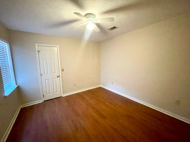 Building Photo - 3/2 Available for Rent in Madison! Cobbles...